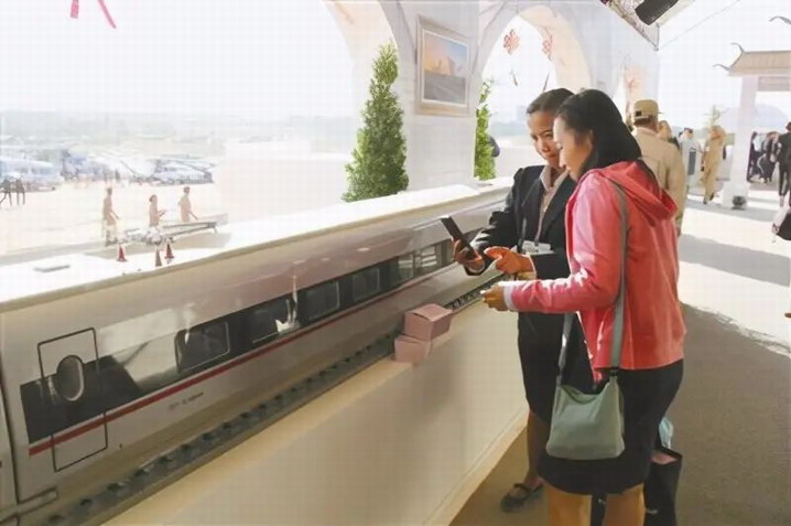 △中泰铁路合作项目一期工程开工仪式上，当地参观者拍摄中国“复兴号”高速列车模型.jpeg