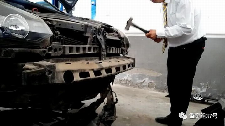 9月24日下午，上汽大众北京恒星天诚4S店的一名员工，在一辆送修汽车拆解定损前，将原本完好的水箱框架砸坏。来源：新京报调查组.jpg