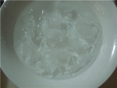 4. 准备一大碗冷开水，加尽量多的冰块，我是加了一冰盒.jpg