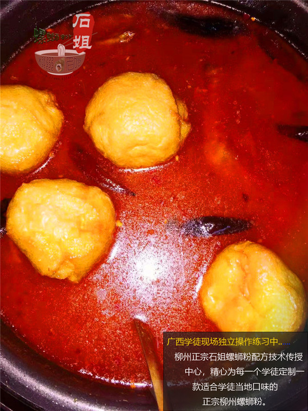 广西学徒现场独立操作练习中，柳州正宗石姐螺蛳粉配方技术传授中心，精心为每一个学徒定制一款适合学徒当地口味的正宗柳州螺蛳粉9.jpg