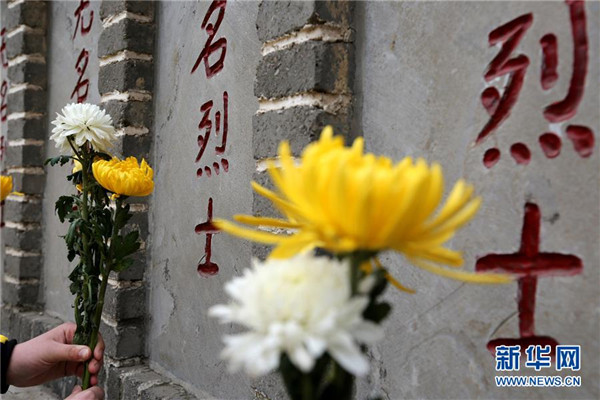 山东省枣庄市光明路小学的学生在枣庄革命烈士陵园向无名烈士墓碑献花（4月4日摄）。 新华社发（孙中喆 摄）.jpeg